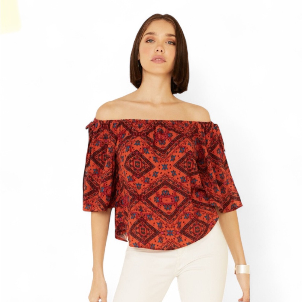 🌙 Shyanne Tile Print Off-Shoulder Blouse Size NWT